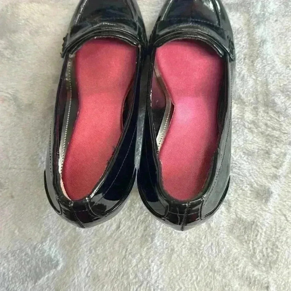 Attention - patent black high (3.5”) heels with memory foam inserts. - Picture 6 of 8